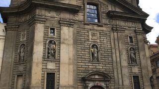 ドーム型の屋根が特徴