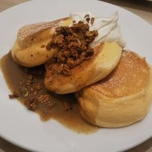 紅茶ミルクパンケーキ自家製グラノーラがけ