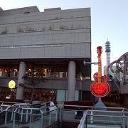 ドックヤードガーデン(旧横浜船渠第２号ドック) の脇にシンボルのギターがある