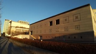 建築様式も重厚でたいへん美しい