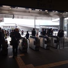 改札からは京都鉄道博物館が見えます。