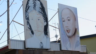 千春さんの２枚の絵が目印！