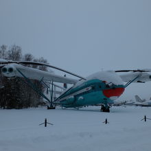 屋外展示場に入場すると、世界最大のヘリMi-12がお出迎え！