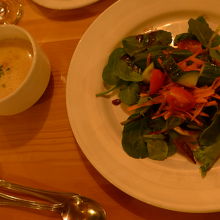 前菜のミックスグリーンサラダと極北フィッシュチャウダー