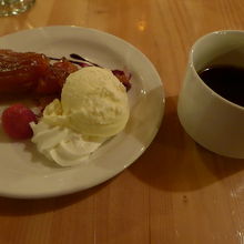 デザートのタルト・タタン「ひっくり蒸しアップルパイ」とアイス