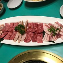 お肉の盛り合わせを食べてからオーダー開始