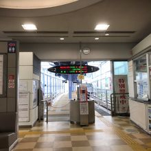 電車の時間まではホームに入場できませんでした