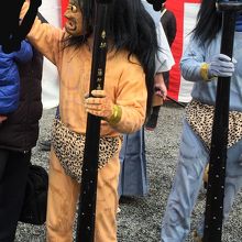 子供の頭をなでてくれます。赤い鬼もいますよ。