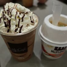 モカフラペチーノとマックフルーリー。