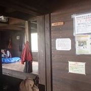 避難小屋が有りますが、別所出合からの登山口から約１時間ほどの所にも避難小屋が有って、室堂まで２．３Kmなのでここで休憩するか、トイレ休憩する事をおすすめします。