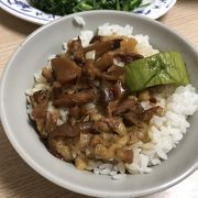 朝ごはんに魯肉飯