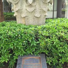 花の彫刻がある柱頭