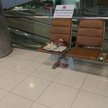 ひっそりと受付