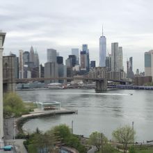 朝のマンハッタン橋からブルックリン橋と摩天楼
