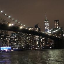 夜のマンハッタン橋と摩天楼