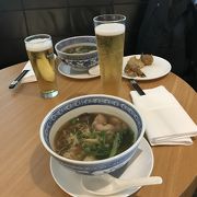 カンタス便が集中する夕方から20時ぐらいまで激混みです