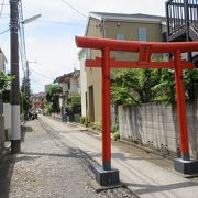 住宅街に長い参道があります