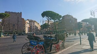 両サイドに遺跡が広がります