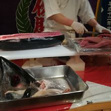 夕食時のマグロの解体ショー