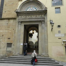 バディアフィオレンティーナ教会入口