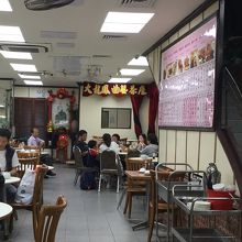 地元の人で朝から賑わう店内