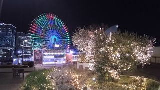 おすすめは、屋上で、大観覧車などのみなとみらいのシンボルがたいへんきれいです。