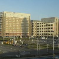 左-今回泊まったホテル、中央-駐車場。