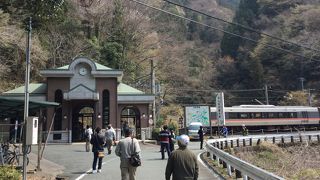 津具大嵐停車場線の橋の下の天竜川