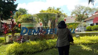 デンプシーヒルは、イギリス植民地時代の英国軍官舎を利用したお店が並んでいます。