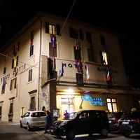 夜の外観。手前の駐車場のテラスからの眺めも良い