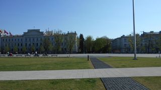 と～っても広くて綺麗な広場でした