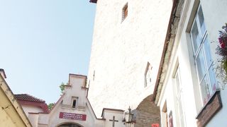 可愛い通りをみつけた感覚になる階段もある小さな通り