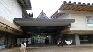 鹿に囲まれた入口。