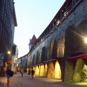 ヴィル門から続くタリン旧市街の中心にある城壁と塔
