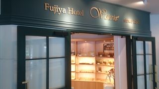 洋菓子がうまいホテルのラウンジ