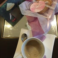 ローズ＆バニラのショートビスケットが最初に置いてあります。