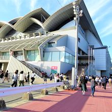 建物の屋根は波のイメージだそうです。