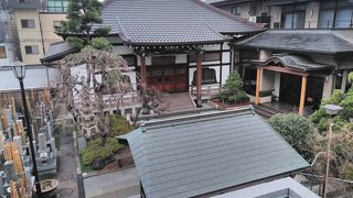 静かで落ち着いた雰囲気の境内