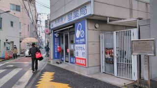 伝統的な寺院の前ですが、周辺は高層ビルが立ち並んでいます。