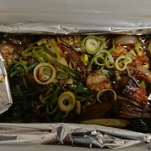 ホルモン野菜煮込み、甘辛く煮込んでいて、美味しいです。