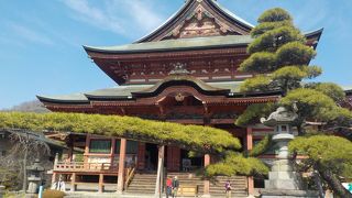 建立は1,558年。上杉謙信との川中島の戦いで、信濃善光寺の消失を恐れた武田信玄が御本尊善光寺如来や諸仏寺宝類を奉遷しました。