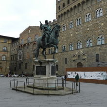 ヴェッキオ宮とコジモ1世騎馬像
