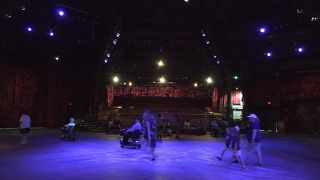 ファストパス取らなくても少し早く行けば最前列で見れます