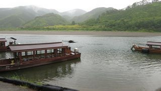 残念、雨の中の舟下りでした