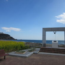 恋路ヶ浜と言うだけあって恋人同士が鳴らす鐘もあります