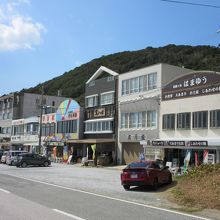 「軒を連ねる土産物店」 この辺りも良くも悪くも日本の風景
