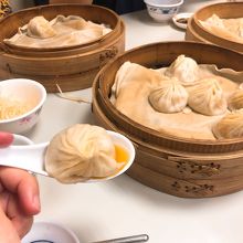 じゅわっとしているのが蟹ミソ入りの小籠包！