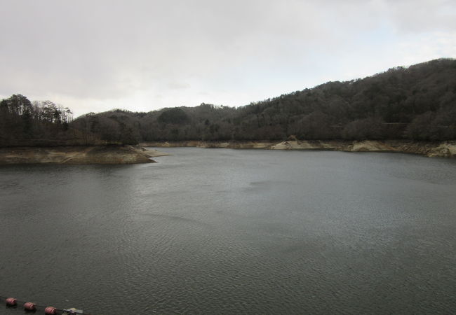 三河湖は羽布ダムによって形成された人造湖です。