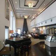 箱根山のホテルの開放感あふれるカフェ