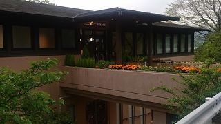 芦ノ湖湖畔の岸辺に立つカフェ